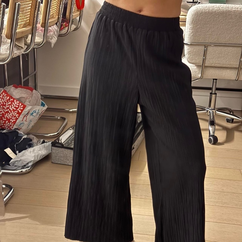 Topshop Petite Black pleated cropped wide leg trousers (culottes)